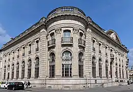Rotonde d’angle et façades au croisement avec la rue Henri-Poincaré, en mai 2017.