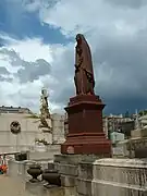 Statue sur une tombe.