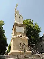 La statue et son socle.