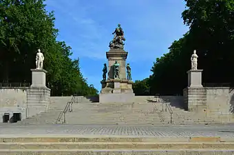Vue du monument flanqué par les statues d'Arthur III et d'Anne de Bretagne (œuvres de Dominique Molknecht).