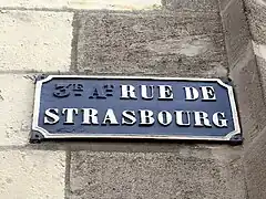 Plaque de la rue de Strasbourg avec la mention d'arrondissement repeinte (3e&nbsp;arrondissement)