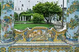 Banc du cloître décoré avec des majoliques.
