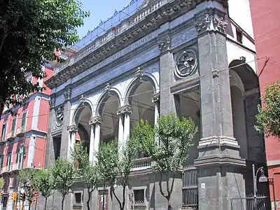 Façade de l'église Santa Maria della Sapienza de Naples.