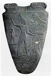 Massacre d'un captif. Palette de Narmer, v. 3000 Période thinitePierre, H 64&nbsp;cm.Musée du Caire