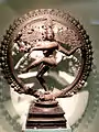 Shiva Nataraja (Seigneur de la danse) dansant le Tandava, statue de bronze du XIIe&nbsp;siècle (dynastie Chola).