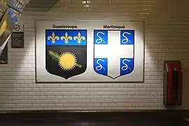 Blasons de la Guadeloupe et de la Martinique à la station Nation.