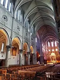 Nef de l'église Saint-Martin de Pau.