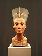 Buste de Néfertiti, vers 1338 av. J.-C. (?). Calcaire peint, plâtre, cire, cristal de roche. H. 49&nbsp;cm.