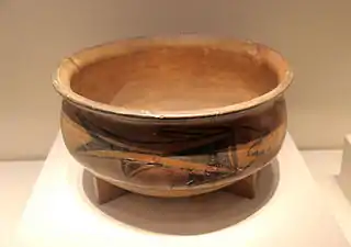 Bassin de type pen. Terre cuite chamois peinte: poissons. H. 16,7&nbsp;cm. Culture de Banpo, Site de Banpo, Shaanxi, v. 4500. Musée du Shaanxi. Xi'an