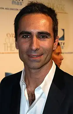 Nestor Carbonell interprète Dr. Kyle Brock.