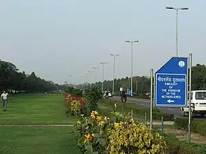 Le Shantipath et un panneau annonçant l'ambassade des Pays-Bas