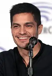 Nicholas Gonzalez dans le rôle du Dr&nbsp;Neil Melendez