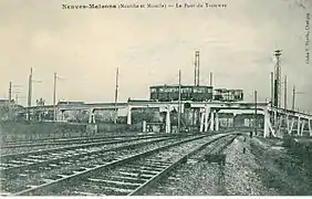 Le tramway sur le pont lui permettant de franchir les voies ferrées.