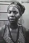 Nina Simone, surnommé la « High Priestess of Soul » en français : «&nbsp;Grande prêtresse de la soul&nbsp;» et figure du Mouvement des droits civiques.
