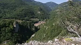 Vue vers l'amont de la vallée du Rébenty.
