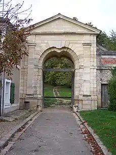 La « porte des Gondi », ancienne porterie du château des seigneurs de Noisy, détruit au XVIIIe siècle