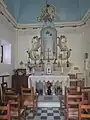 La chapelle Notre-Dame, vue intérieure. La Vierge à l'Enfant, statue de marbre blanc, date de 1848.