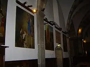 Galerie de tableaux sur le bas-côté gauche.