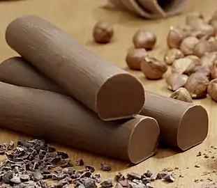 Barres de gianduia, éclats de cacao (fèves de cacao broyées) et noisettes entières.
