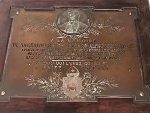 Plaque en mémoire de Mgr Hilarion Fraysse, vicaire apostolique, à l'entrée de la cathédrale.
