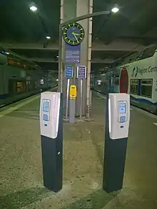 Deux bornes de validation Navigo sur un quai de la gare de Paris-Montparnasse