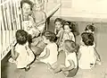 Enfants et leur nurse dans la maison des enfants, années 1960