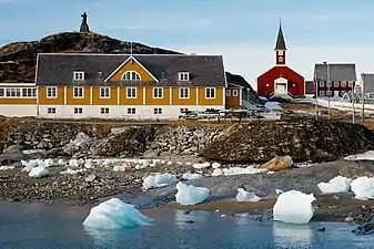 Vue de Nuuk avec la statue de Hans Egede en arrière-plan côté gauche.