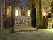 Autel en calcaire blanc sculpté du XIIe&nbsp;siècle.