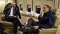 Barack Obama avec son chef de cabinet Rahm Emanuel dans le salon de la suite présidentielle le 5 février 2009, lors de son premier vol en tant que président. Il a pour l'occasion revêtu son blouson Air Force One personnalisé, toujours disponible pour chaque président dans l'avion.