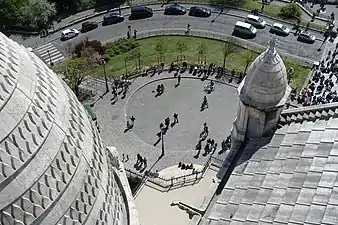 Les dômes sont ornés de bandes longitudinales alternativement unies et sculptées en écailles. La couverture du chevet, des absidioles et des nefs simule une surface de tuiles rectangulaires.