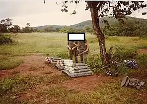 Obus de mortier français de calibre 120&nbsp;mm explosifs en vert et fumigènes en blanc de MO 120 RT en 1992.