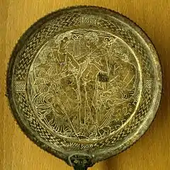 Miroir étrusque gravé, bronze, IVe&nbsp;– IIIe&nbsp;siècle&nbsp;av. J.-C. Musée du Louvre.