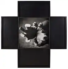 Les mains de Jenny Holzer, photographiées par Oliver Mark