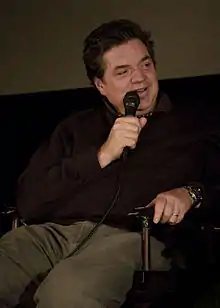Oliver Platt interprète Dr&nbsp;Daniel Charles.