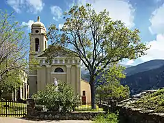 Église Saint-Césaire et monument aux morts.