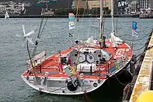 un bateau de course à quai