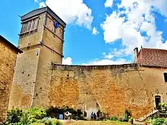 Muraille est et porte d'entrée dans la haute cour du château d'Oricourt.