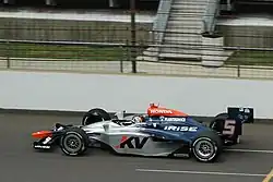 Monoplace majoritairement grise, de profil.