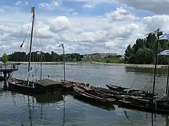 Photo de futreaux (bateaux de Loire à fond plat) et de barques, accostés à Orléans