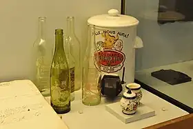  Photo de bouteilles de vinaigre Martin Pouret et distributeur de moutarde Dessaux Fils. Au XVIIIe&nbsp;siècle, on compte entre 200 et 300 vinaigriers dans Orléans.