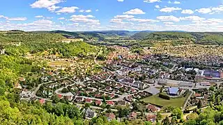 La ville dans la reculée de la Loue.