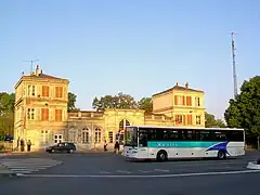 Autocar du réseau interurbain de l'Oise devant la gare d'Orry.