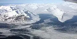 Trygghamna, avec Protektorfjellet à gauche et Värmlandryggen à droite.