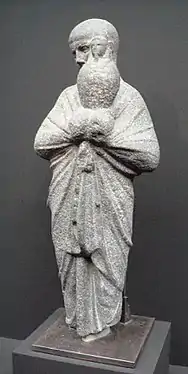 statue d'un prêtre transportant un vase Osiris-Canope