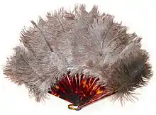 Éventail en plumes d'autruche, années 1920.