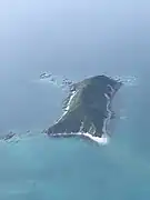 Photographie aérienne d'une petite île.