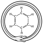 La formule chimique développée du benzène occupe le centre d'un Ouroboros, serpent qui se mord la queue.