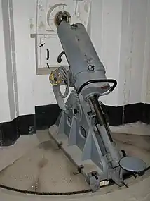 Un des mortiers de 81&nbsp;mm, tirant des obus à ailettes de 3,3&nbsp;kg, à partir de l'étage en sous-sol. Le tube est fixe en hauteur (à 45°), mais pas en direction.