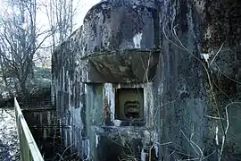 Créneau pour lance-bombe de 135&nbsp;mm du bloc 4.