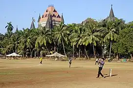 Vue vers la Haute Cour de Bombay et le secteur victorien du site, depuis l'Oval Maïdan